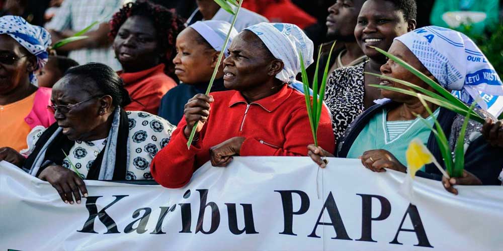 Quenianas dão as boas-vindas ao Pontífice – AFP